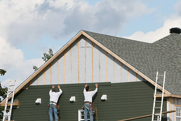 Professional Emergency Siding Repair technician working in Carol Stream, IL